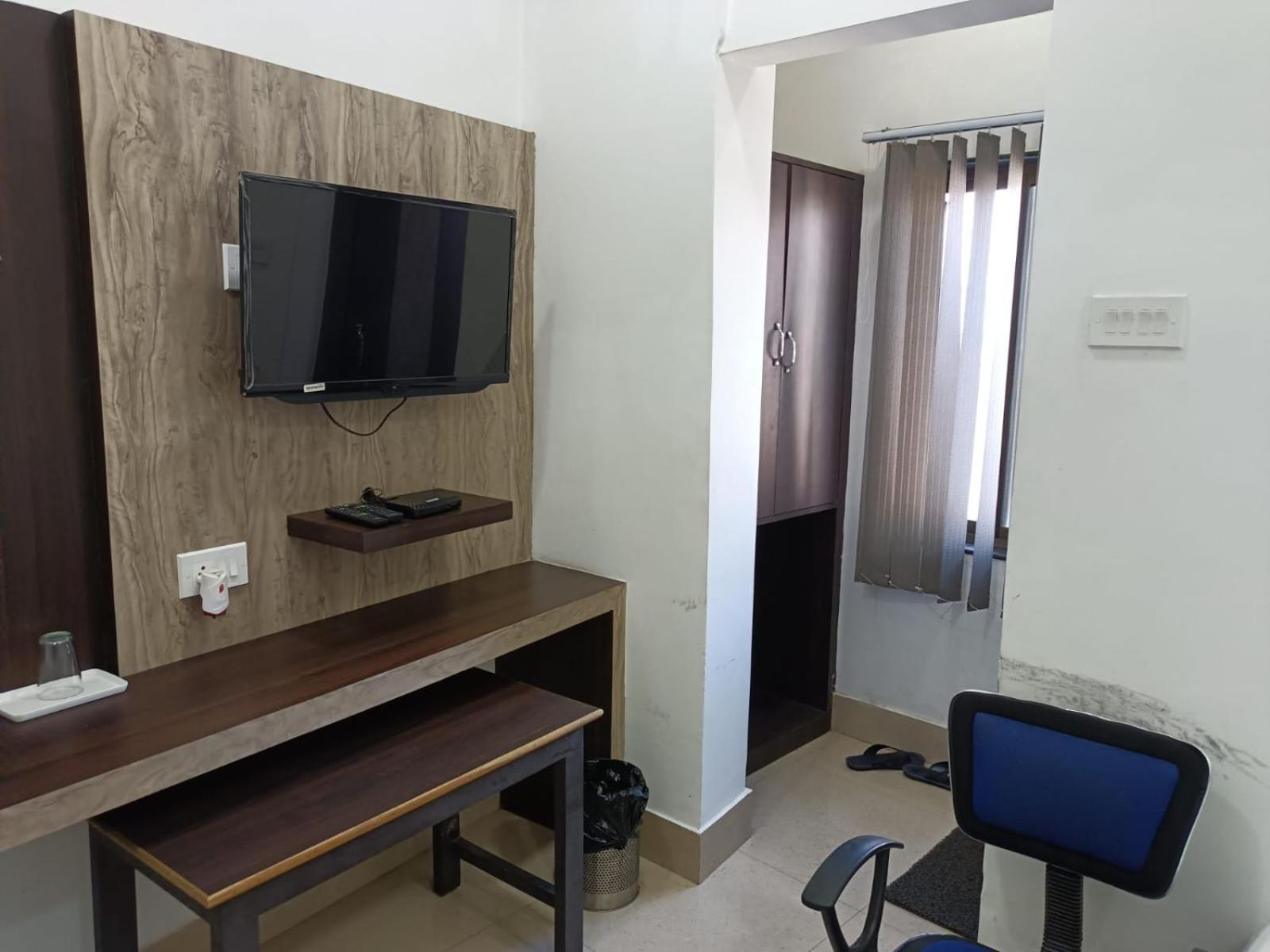 Kusum Hotel Dibrugarh Exterior foto